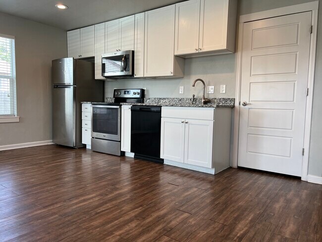 Cocina abierta con despensa - 2106 Mesa Ave