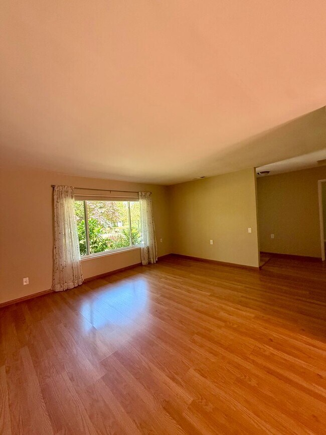Foto del edificio - 3128 Tice Creek Dr