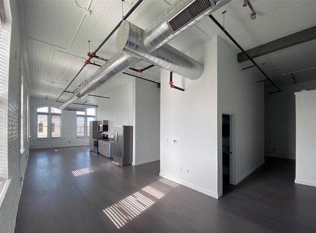 Foto del edificio - 102 E 2nd St