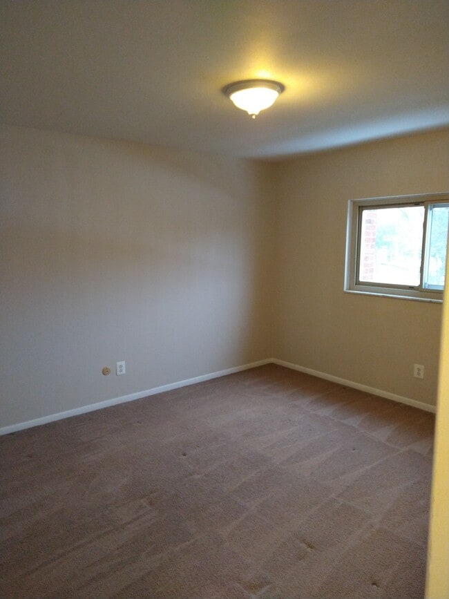 Bedroom - 898 N Adams Rd