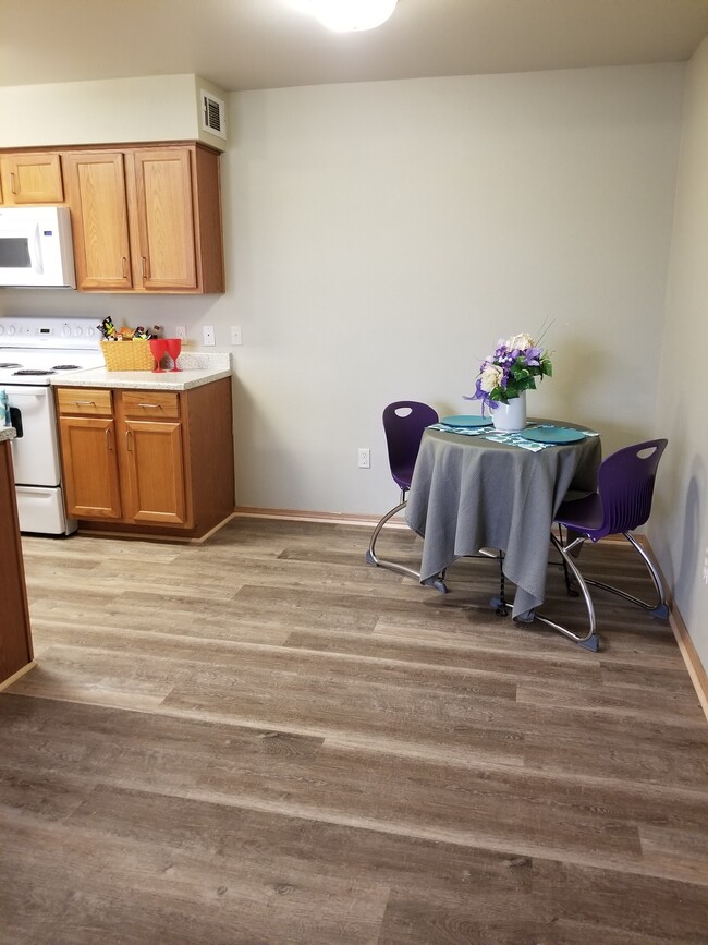 Newly updated Dining Room - Rock Creek Conway