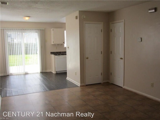 Building Photo - 3 br, 2.5 bath House - 305 King Court