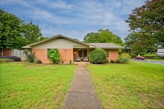 Building Photo - 2000 Meadowridge Dr