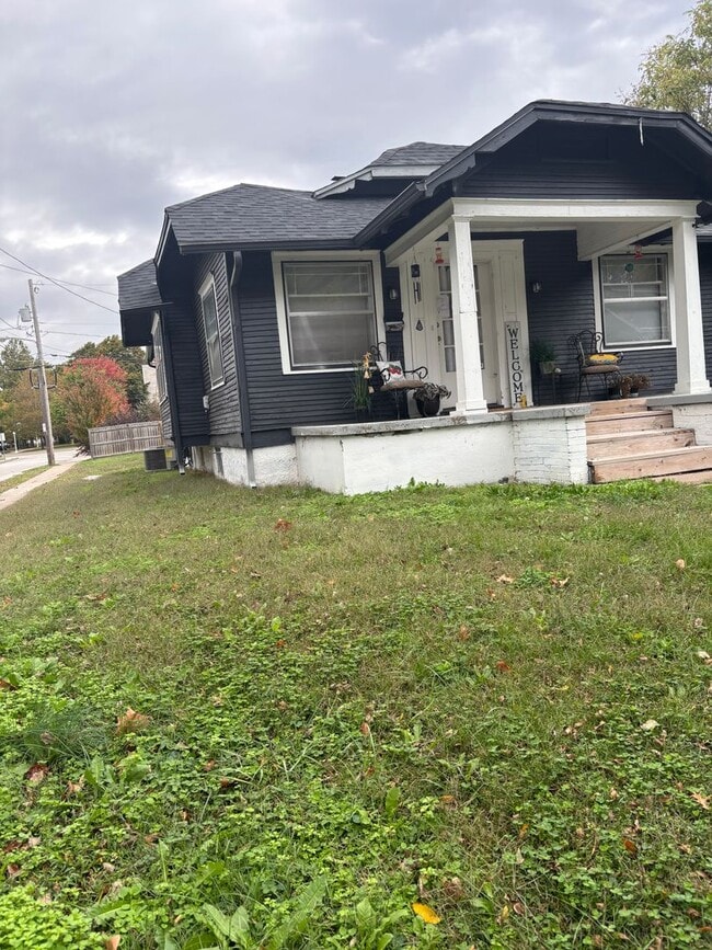 Building Photo - 2 Bed 1 Bath House-PRE LEASING Available N...