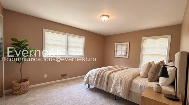 Foto del edificio - 4 Bed, 2 Bath Home with Fenced Yard / Available Now!
