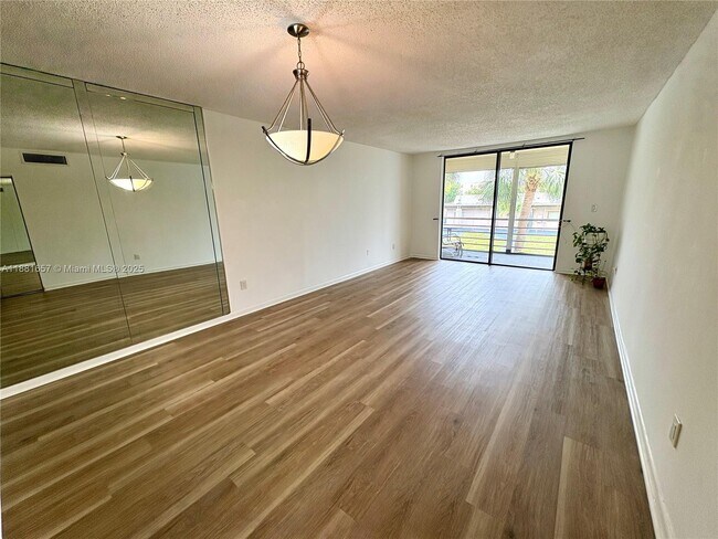 Building Photo - 2860 Somerset Dr