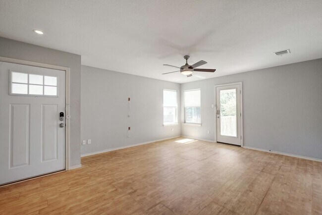 Foto del edificio - Charming 3BR / 2BA Rental with Fenced Yard & Covered Deck