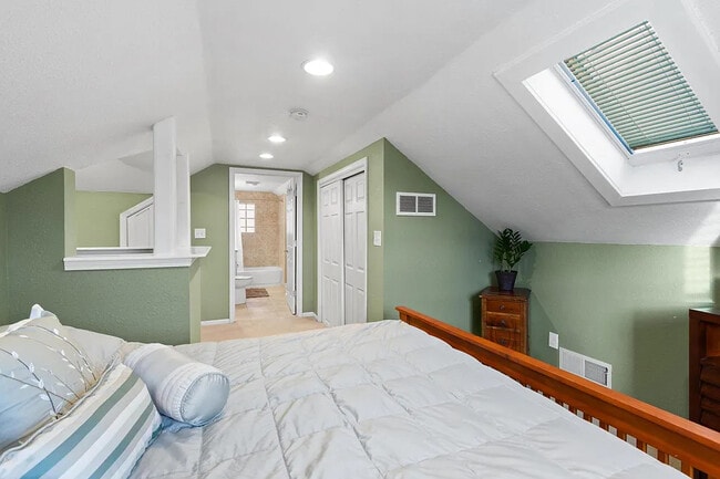 Foto del edificio - 5651 N Green Bay Ave
