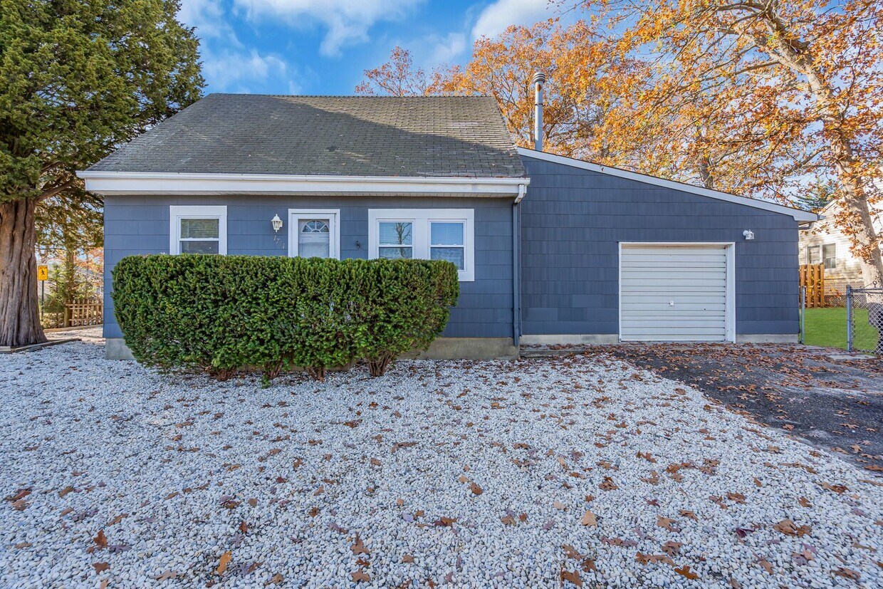 Foto principal - 1741 Lakeside Dr S