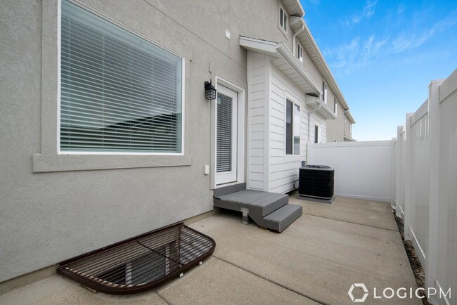 Building Photo - Gorgeous Townhome in Great Location!