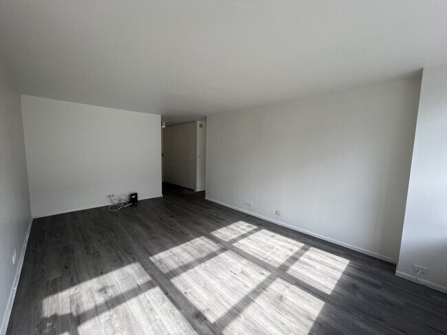 Foto del edificio - 655 W Irving Park Rd
