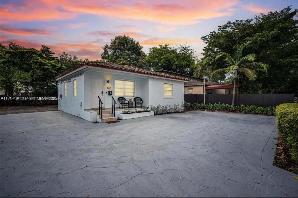 Primary Photo - 1021 NW 37th Ave