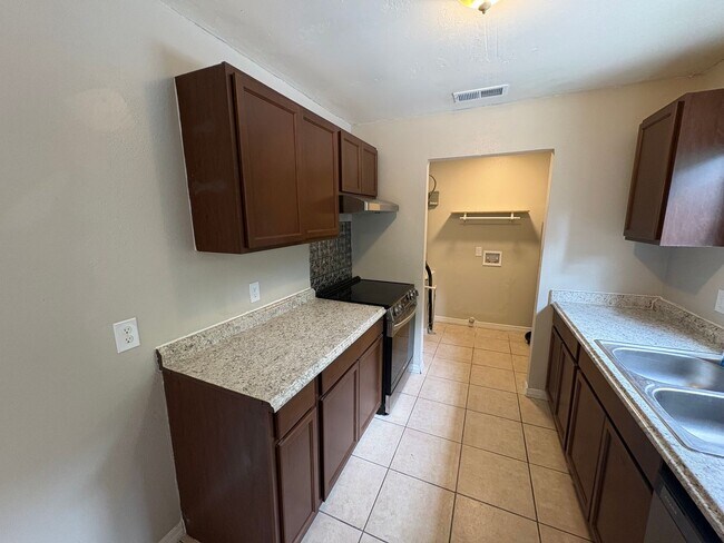 Foto del edificio - 3 Bed / 2 Bath Single-Family Home Near Downtown Eustis