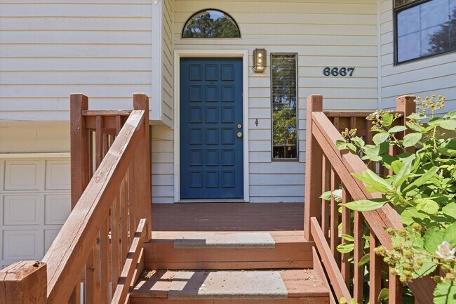 Foto del edificio - Sweet and spacious home in Beaverton with a garage and large fenced yard available now!