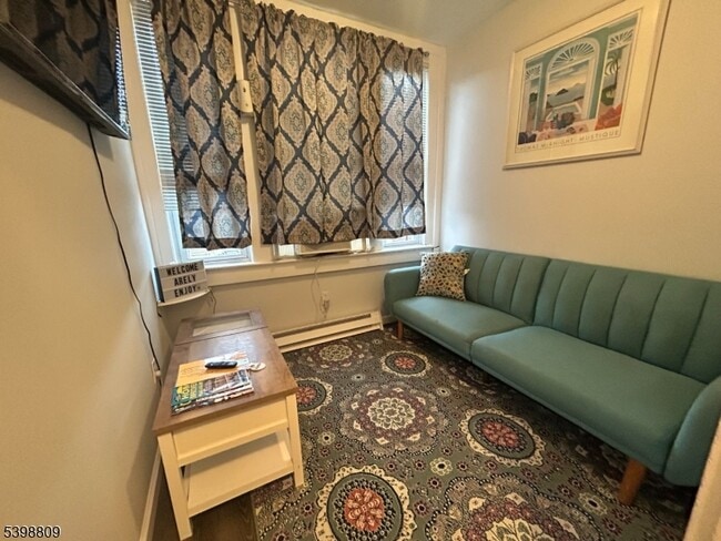 Building Photo - 142 Mapes Ave