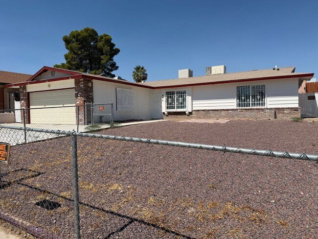Foto del edificio - 4 Bedroom 2 Bathroom House with 2 Car Garage Located in Fashion Square Near Schools and Shopping
