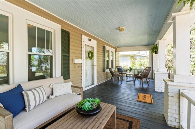 Building Photo - There is a Wow Factor in this Fully Renova...
