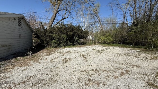 Building Photo - 1020 W 6th St