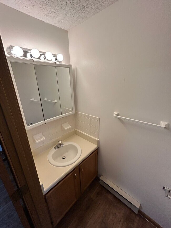 Foto del edificio - Spacious 2-Bedroom Living in a Quiet Commu...