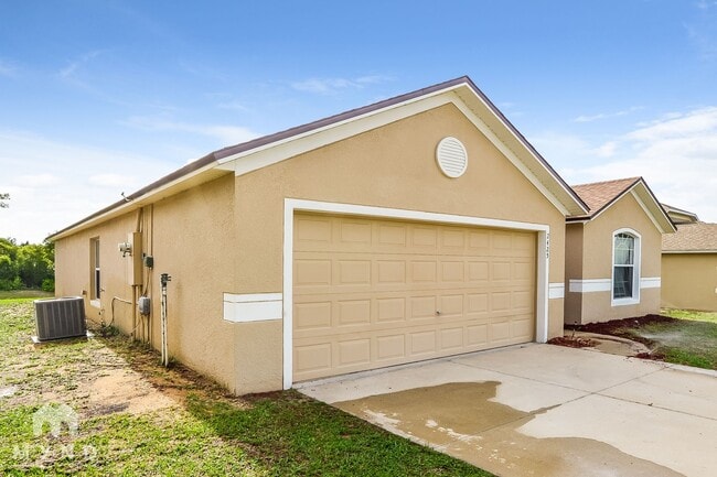 Building Photo - 2425 Merry Rd