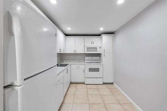 Building Photo - 4354 NW 9th Ave