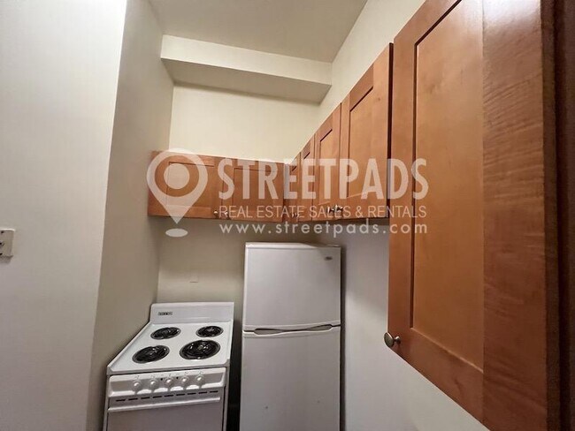 Building Photo - bedroom in Boston MA 02215
