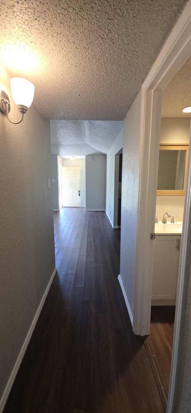 Building Photo - Welcome to this beautifully updated duplex!!!