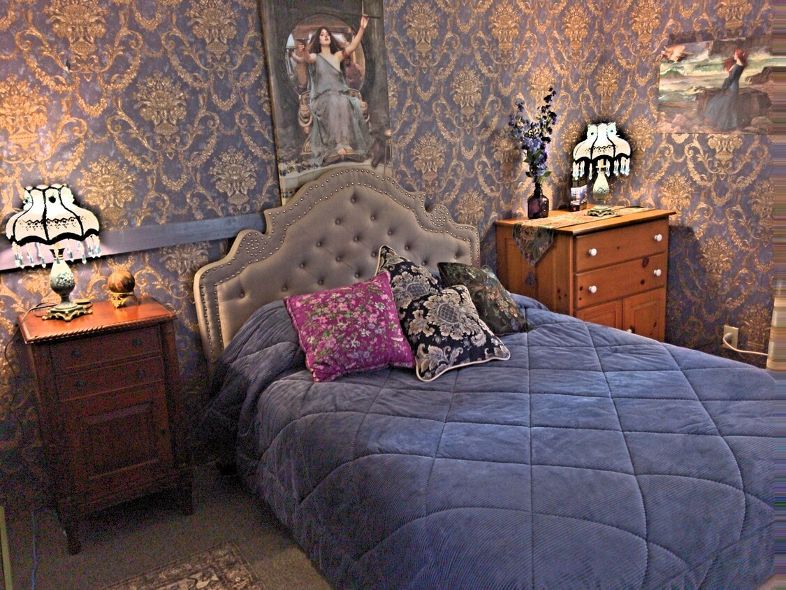 Master bedroom with Queen sized bed - 111 Causeway Rd