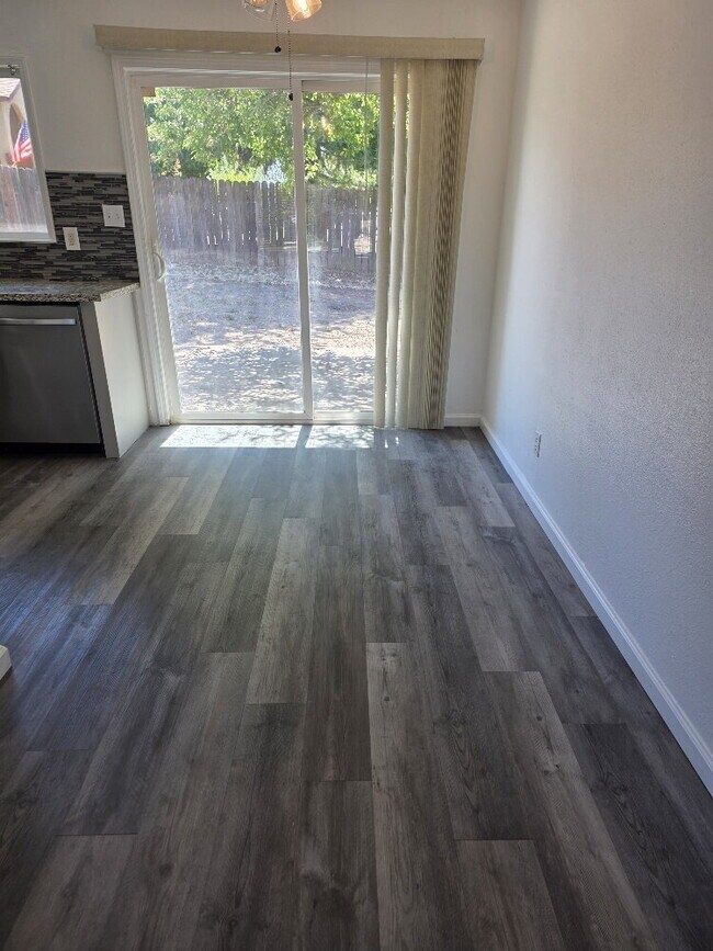 Building Photo - 3-Bedroom house with 2 Baths in Sacramento