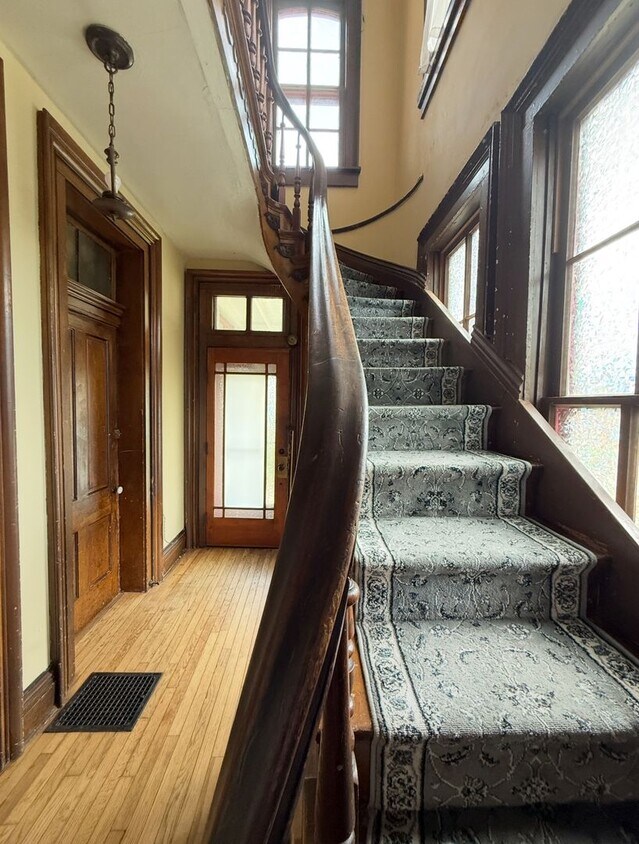 LARGE upstairs....2 Bedroom 1 Bath - LARGE upstairs....2 Bedroom 1 Bath