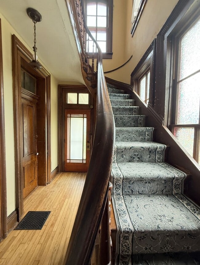 LARGE upstairs....2 Bedroom 1 Bath - LARGE upstairs....2 Bedroom 1 Bath Apartment