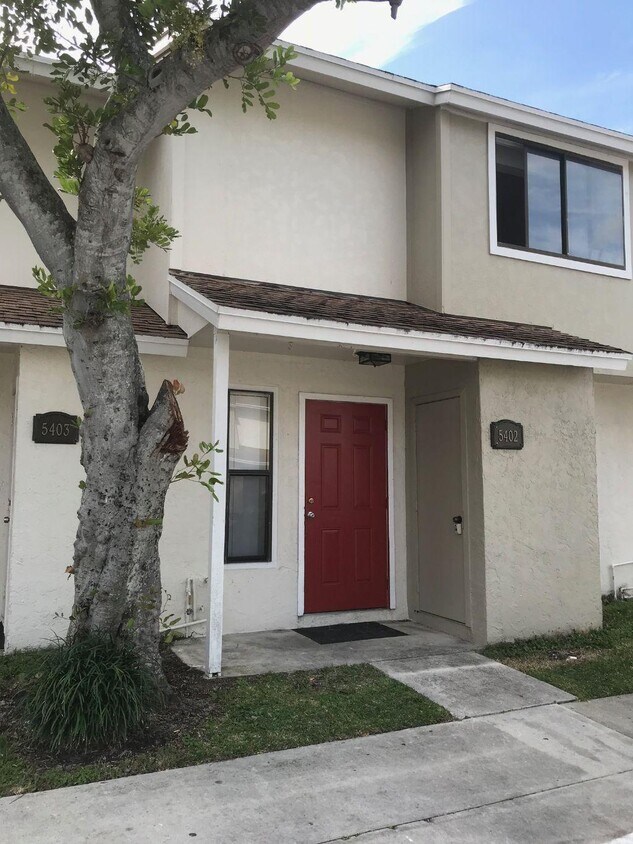 Foto principal - 5402 Bayside Dr