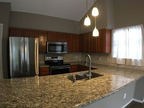 Building Photo - 10 Lakeview Village