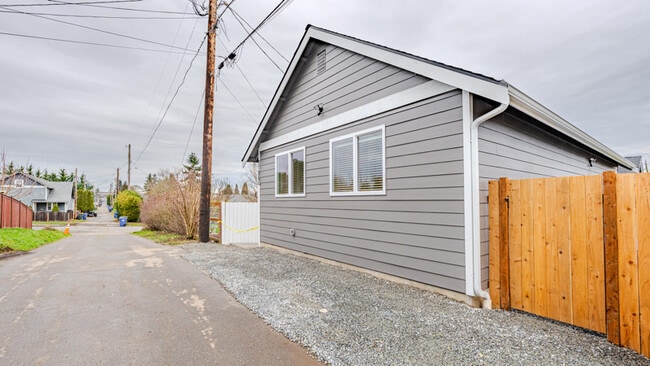 Building Photo - 2106 Oakes Ave