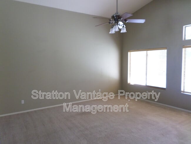 Building Photo - 1123 E Devon Dr