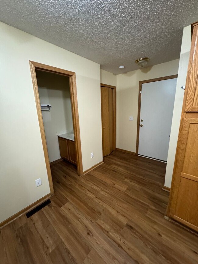 Foto del edificio - New paint and flooring! 3 bed/1.5 bath ove...