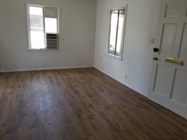 Living room - 5127 Overland Ave