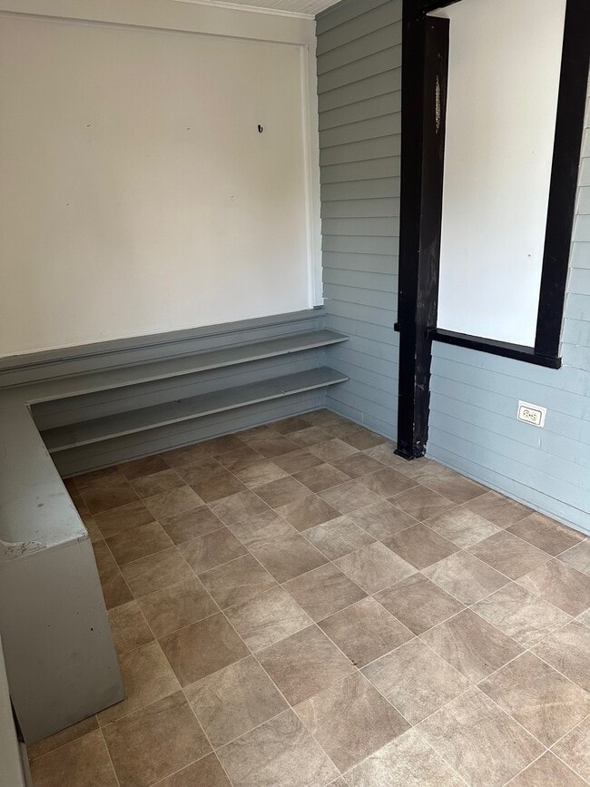 Building Photo - 1113 5th Ave