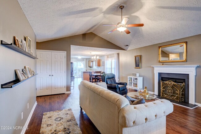 Building Photo - 320 Rose Bud Ln