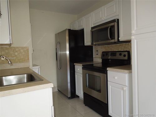 Building Photo - 10106 Twin Lakes Dr