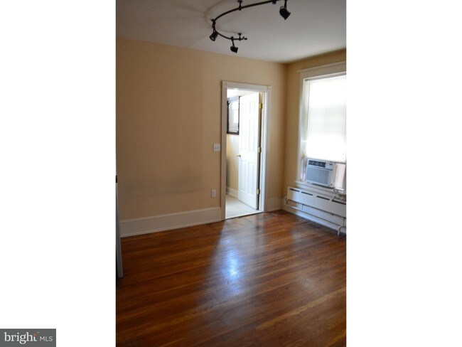 Building Photo - 338 S 16th St