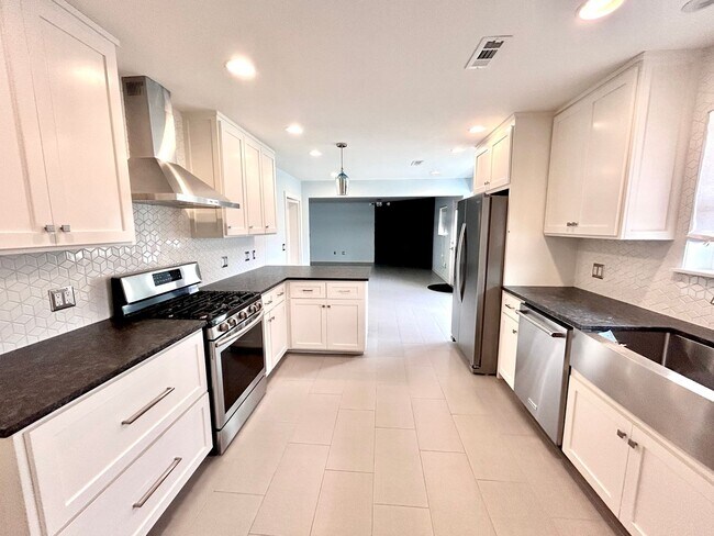 Foto del edificio - Renovated 3 Bedroom Home near all things B...