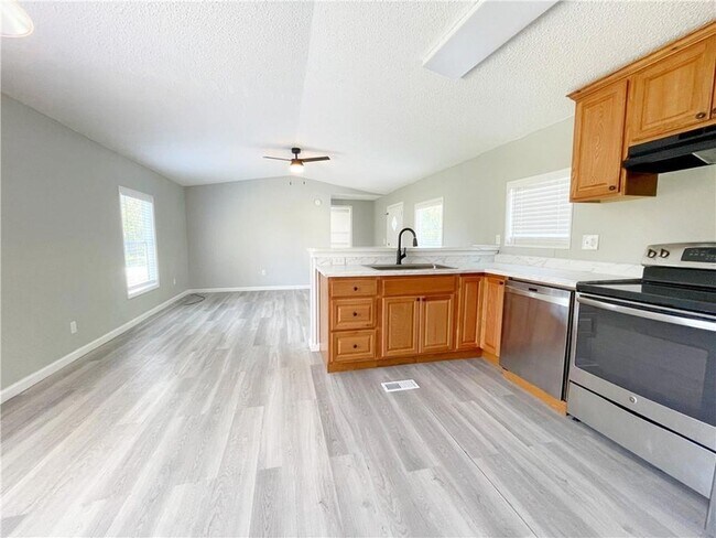 Building Photo - 566 Panther Dr