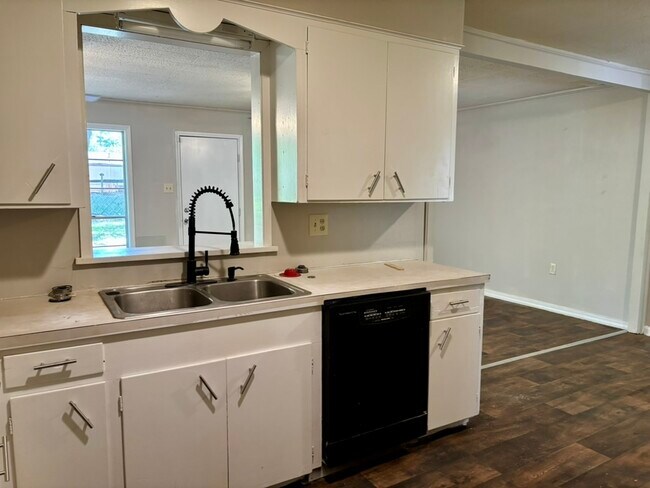 Building Photo - 1308 Parkview Dr