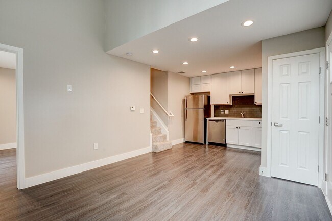 Foto del edificio - Stylish 2BD/2BA Two-Level Home with Firepl...