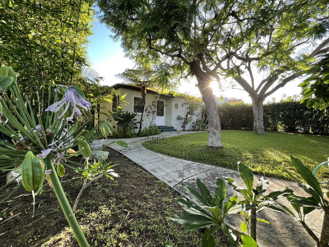 Foto principal - 1453 Centinela Ave