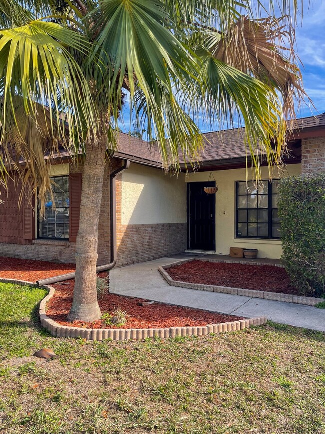 Building Photo - charming 3-bedroom, 2-bathroom pool home i...