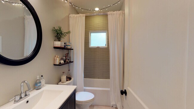 Building Photo - Updated Wilmore Duplex - Just Minutes to Uptown !