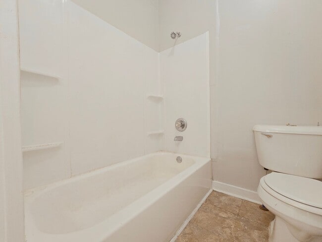 Foto del edificio - Spacious Three Bedroom Home