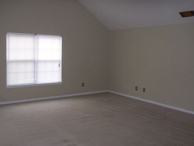 Building Photo - Available for Move In April 1st